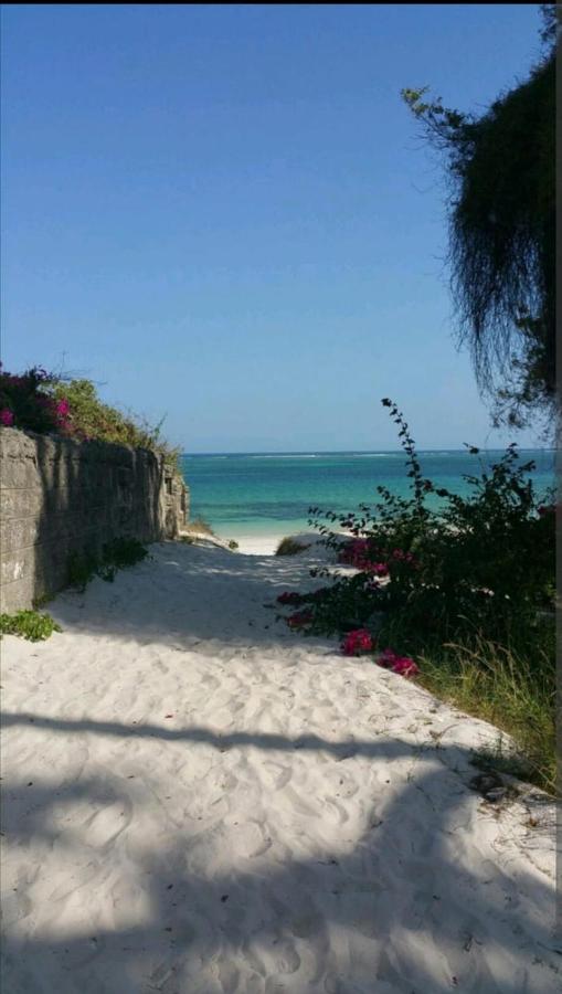 Beach Front Studio Apartment Nyali Beach Exteriör bild
